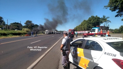 Protestos de caminhoneiros param a SP-294 em Tupã e Osvaldo Cruz