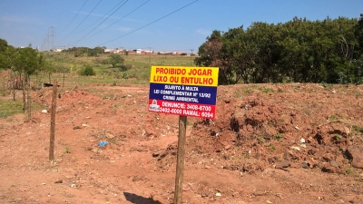 Prefeitura limpa e cerca mais uma área para preservar o Meio Ambiente