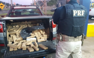 PRF prende motorista e apreende 290 quilos de maconha em pickup roubada