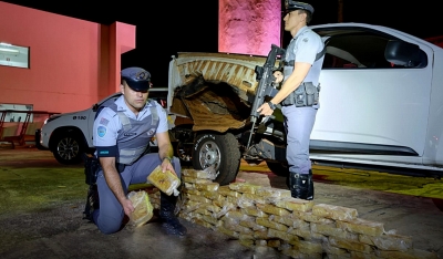 Casais são presos transportando 72 quilos de cocaína