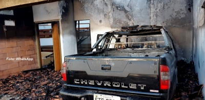 Caminhonete pega fogo e destrói parte de casa no bairro Maria Izabel