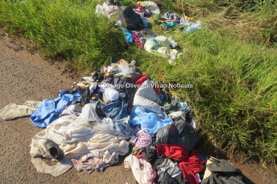 Roupas são dispensadas em via pública na zona norte