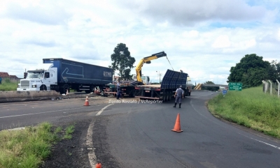 Operação para remover carreta que tombou no Contorno