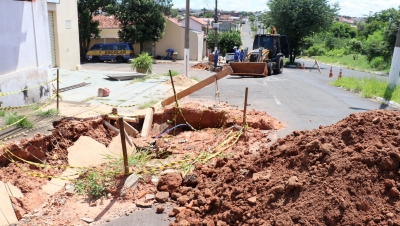 Prefeitura inicia reconstrução da rede de galerias na rua Mariápolis