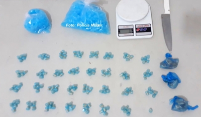 Adolescentes e homem são presos pela PM embalando crack na Vila Barros