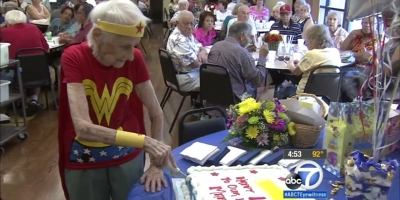 Senhora completa 103 anos fantasiada de Mulher-Maravilha