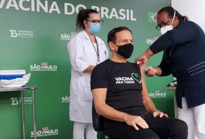 Doria toma a primeira dose da vacina CoronaVac