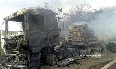 Carretas pegam fogo após baterem de frente em rodovia, na região