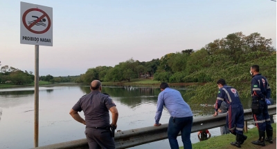 Bombeiros buscam por pescador que se afogou em lago na região