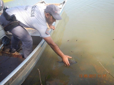 PM apreende barco e rede de pesca