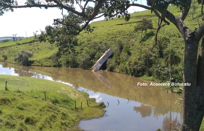 Motorista da região é salvo após carreta cair em lago