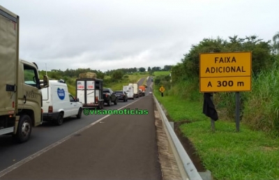 Acidente envolvendo caminhões e moto causa uma morte em Marília