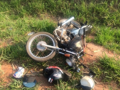 Motociclista morre após bater contra pá-carregadeira 