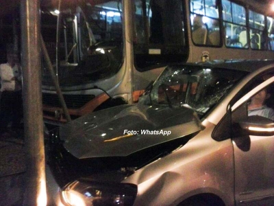 Acidente entre ônibus e carro fere motorista