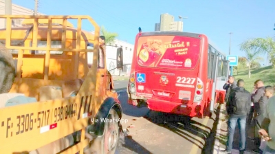 Acidente entre caminhão e ônibus deixa feridos em Marília