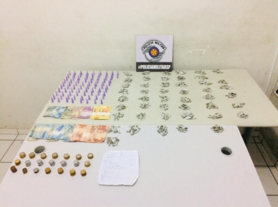 Dupla é presa com cocaína, maconha e dinheiro na Vila Barros