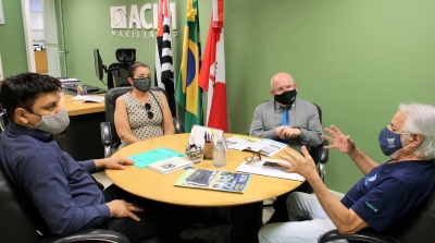 Dirigente de Dourados conhece serviços e a sede da ACIM