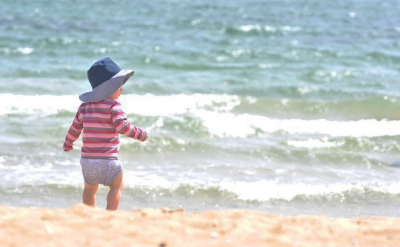 Na praia, no parque ou na rua, cuidar da criançada exige atenção