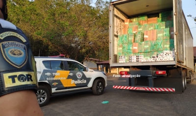 Polícia Rodoviária apreende cigarros contrabandeados em baú de caminhão