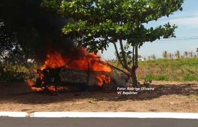 Carro abandonado é incendiado na zona Norte
