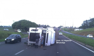 Carreta tomba na alça do campus universitário