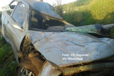 Motorista não habilitado capota carro na SP-294