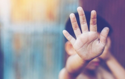 Homem é preso pela PM após agredir filhos e dar socos em policial militar