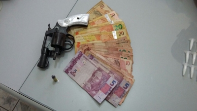 Casal é preso com drogas e arma em estrada