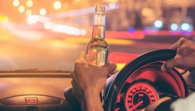 Mulher embriagada bate em caçamba, árvore, poste e acaba presa