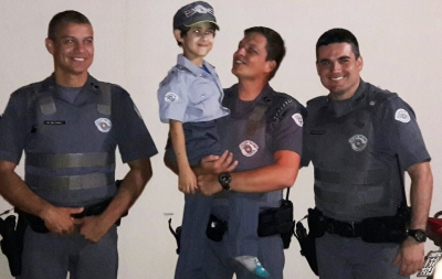 PMs realizam sonho de criança e entregam farda