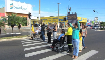 "Multa Moral” com cadeira de rodas e panfletagem movimentam Maio Amarelo em Marília
