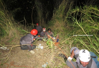 Carro cai em ribanceira e Bombeiros montam grande operação para resgatar motorista