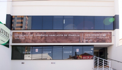 Sincomercio Marília firma parceria com Escola Adventista