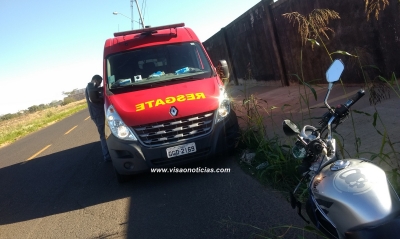 Motociclista sofre acidente ao cair em buraco na av. República