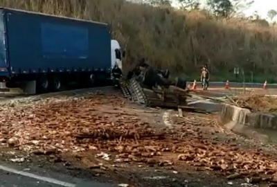 Vereador morre após capotar caminhão carregado com mandioca 