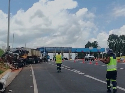 Caminhão e carreta batem no pedágio da SP-294, em Oriente 