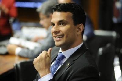 Modelo de 22 anos acusa senador de estupro em São Paulo