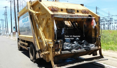 Prefeitura abandona caminhão lotado de lixo em plena avenida. Reclamações em vários bairros