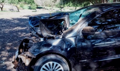 Gol tem a frente destruída em batida com caminhão na região