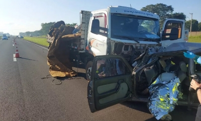 Homem morre após dirigir na contramão em rodovia e bater carro de frente com caminhão 