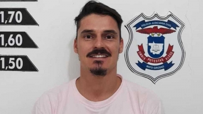 Marido preso por espancar a mulher sorri para foto em delegacia