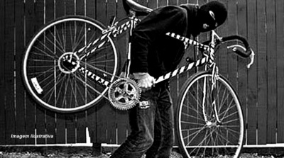 Criminoso furta bicicleta de mostruário e até refletores de supermercado