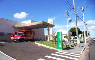 Rapaz sofre graves ferimentos ao cair de moto