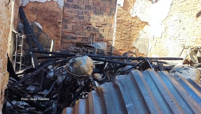 Oficina e 10 motos são destruídas por incêndio