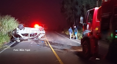 Três pessoas sofrem ferimentos em capotamento na região