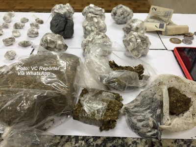 Dupla é presa vendendo e embalando drogas