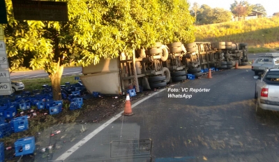 Carreta com caixas de cerveja tomba em alça de acesso e carga quase é saqueada