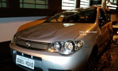 Carro com armas capota após perseguição