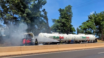 Carreta transportando álcool etílico pega fogo em rodovia da região