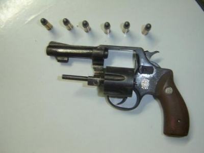 Homem é preso com arma, munições e drogas